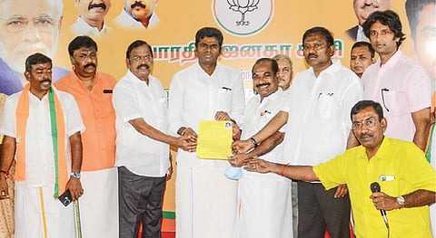 சென்னை கமலாலயத்தில் நேற்று நகர்ப்புற உள்ளாட்சித் தேர்தலில் போட்டியிட விரும்பும் பாஜக நிர்வாகிகளிடமிருந்து விருப்ப மனுக்களைப் பெற்றுக்கொண்டார் அக்கட்சியின் மாநிலத் தலைவர் கே.அண்ணாமலை. உடன், துணைத் தலைவர் வி.பி.துரைசாமி மற்றும் நிர்வாகிகள். படம்: பு.க.பிரவீன்