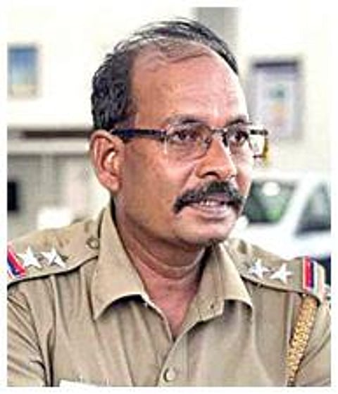 ஆடு திருடர்களால் வெட்டிக் கொலை செய்யப்பட்ட சிறப்பு உதவி ஆய்வாளர் பூமிநாதனின் உடல், திருச்சி சோழமாதேவி கிராமத்தில் போலீஸ் மரியாதையுடன் நேற்று அடக்கம் செய்யப்பட்டது. துப்பாக்கி குண்டுகள் முழங்கியபோது இறுதி மரியாதை செலுத்துகிறார் ஏடிஜிபி தாமரைக்கண்ணன். உடன், திருச்சி மாநகர காவல் ஆணையர் க.கார்த்திகேயன் மற்றும் காவல்துறையினர். (உள்படம்) பூமிநாதன்.