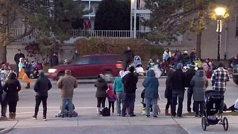 விபத்தை ஏற்படுத்திய சிவப்பு நிற எஸ்யுவி கார்.