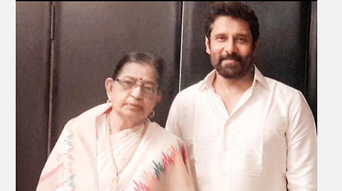 பழம்பெரும் பாடகி பி.சுசீலாவுடன் விக்ரம் சந்திப்பு