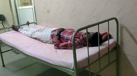 ராமேசுவரம் அரசு மருத்துவமனையில் அனுமதிக்கப்பட்ட செய்தியாளர் குமரன்.