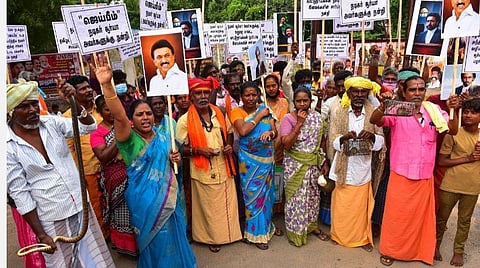 போராட்டத்தில் ஈடுபட்ட பழங்குடி மக்கள் | படம்: எஸ்.கிருஷ்ணமூர்த்தி.