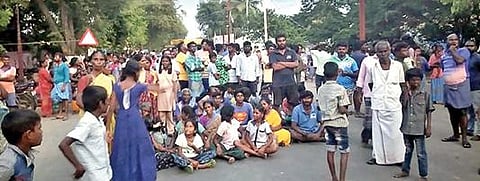 சாலை மறியலில் ஈடுபட்ட தோக்கவாடி கிராம மக்கள்.