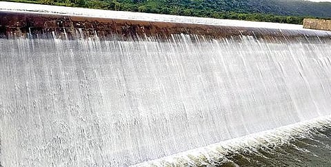 ஆண்டியப்பனூர் அணையில் இருந்து உபரி நீர் வெளியேறி வருகிறது.