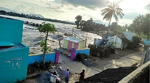 வடவிரிஞ்சிபுரம் காமராஜபுரம் கிராமத்தில் பாலாற்றங்கரையில் வெள்ளத்தால் அடித்து செல்லும் நிலையில் உள்ள வீடுகள்.