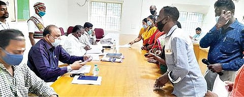 திருப்பத்தூர் மாவட்ட ஆட்சியர் அலுவலகத்தில் மக்கள் குறைதீர்வு கூட்டத்தில் மனு அளித்த பொதுமக்கள்.