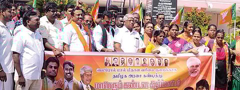 திருநெல்வேலியில் பாஜக இளைஞரணி மற்றும் மகளிரணி சார்பில் ஆர்ப்பாட்டம் நடைபெற்றது.படம்:மு.லெட்சுமிஅருண்