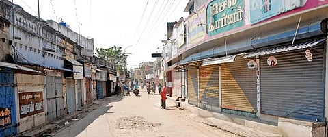 மேலப்பாளையம் மண்டலத்தில் புதிய வார்டு வரையறையை ரத்து செய்ய வலியுறுத்தி கடையடைப்பு நடந்தது. படம்: மு.லெட்சுமி அருண்.