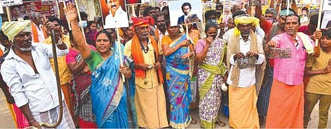 மதுரை ஆட்சியர் அலுவலகம் முன் பாம்பு, எலிகளுடன் ஆர்ப்பாட்டம் செய்த பழங்குடியின மக்கள். படம்: எஸ்.கிருஷ்ணமூர்த்தி