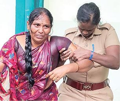 மகள்களுடன் தீக்குளிக்க முயன்ற பெண்.