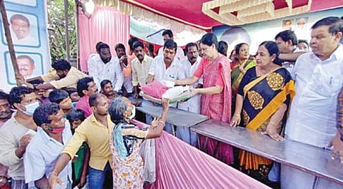 பூந்தமல்லி, கோரிமேடு பகுதியில் வெள்ளத்தால் பாதிக்கப்பட்டமக்களுக்கு நிவாரண உதவிகளை சசிகலா வழங்கினார்.