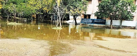 அகரம் அரசு மேல்நிலைப்பள்ளி வளாகத்தில் தேங்கியுள்ள மழைநீரால் மாணவர்கள் அவதி யுற்றனர்.