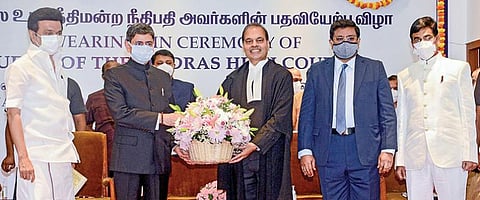 சென்னை கிண்டி ராஜ் பவனில் நேற்று நடந்த விழாவில், சென்னை உயர் நீதிமன்றத்தின் புதிய பொறுப்பு தலைமை நீதிபதியாக முனீஸ்வர் நாத் பண்டாரிக்கு ஆளுநர் ஆர்.என்.ரவி பதவிப் பிரமாணம் செய்து வைத்தார். இவ்விழாவில், முதல்வர் ஸ்டாலின், தலைமைச் செயலர் இறையன்பு உள்ளிட்டோர் கலந்துகொண்டனர்.படம்: பு.க.பிரவீன்