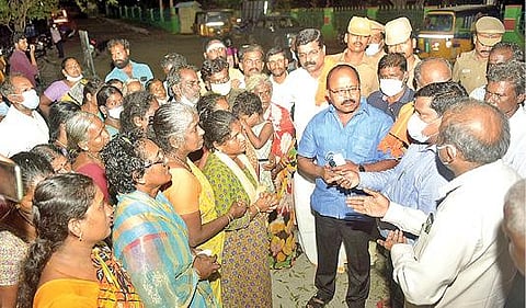 வேலூர் விரிஞ்சிபுரம் பகுதி பாலாற்றில் கடந்த சில நாட்களுக்கு முன்பு ராணுவ வீரர் மனோகரன் வெள்ளத்தில் அடித்து செல்லப்பட்டார். அவரது உடலை கண்டுபிடித்து தரக்கோரி உறவினர்கள் போராட்டத்தில் ஈடுபட்டனர். அவர்களிடம், டிஆர்ஓ ராமமூர்த்தி, ஆட்சியரின் நேர்முக உதவியாளர் (பொது) விஜயராகவன், எம்எல்ஏ நந்தகுமார் ஆகியோர் பேச்சுவார்த்தை நடத்தினர். படம்: வி.எம்.மணிநாதன்.