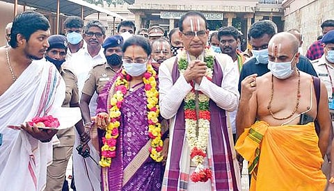 ரங்கம் ரங்கநாதர் கோயிலில் நேற்று தரிசனம் செய்ய வந்த மத்திய பிரதேச மாநில முதல்வர் சிவ்ராஜ் சிங் சவுகான் மற்றும் அவரது குடும்பத்தினர்.படம் எம். நாத்