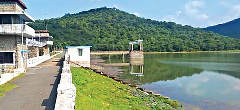 பெத்தநாயக்கன்பாளையம் அடுத்த பாப்பநாயக்கன்பட்டி கரியக்கோவில் அணை நீர்மட்டம் 47.74 அடியாக உயர்ந்துள்ளது. இதனால், அணை நீர்தேக்கப்பகுதி கடல்போல காட்சியளிக்கிறது.