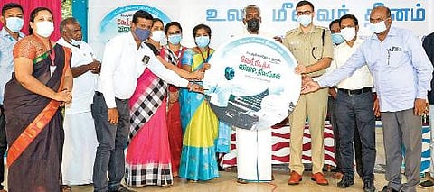 எழுத்தாளர் ஜோ டி குருஸின் ‘வேர் பிடித்த விளை நிலங்கள்’ ஒலி புத்தகம் வெளியீட்டு நிகழ்ச்சியில் பங்கேற்றோர்.