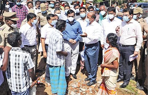 கடலூர் அருகே பெரிய கங்கணாங்குப்பத்தில் வெள்ளத்தால் பாதிக்கப்பட்ட கிராம மக்களிடம் பாதிப்பு குறித்து கேட்டறியும் மத்தியக்குழுவினர்.