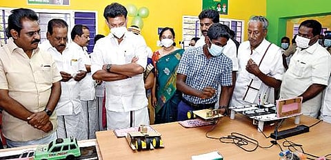 காஞ்சிபுரம் மாவட்டம் பெருநகர் அரசு மாதிரிப் பள்ளியில் அமைக்கப்பட்டுள்ள 'அடல் டிங்கரிங்' ஆய்வகத்தை தொடங்கி வைத்து பார்வையிடுகிறார் பள்ளிக்கல்வித் துறை அமைச்சர் அன்பில் மகேஸ். உடன் மாவட்ட ஆட்சியர் மா.ஆர்த்தி உள்ளிட்டோர்.