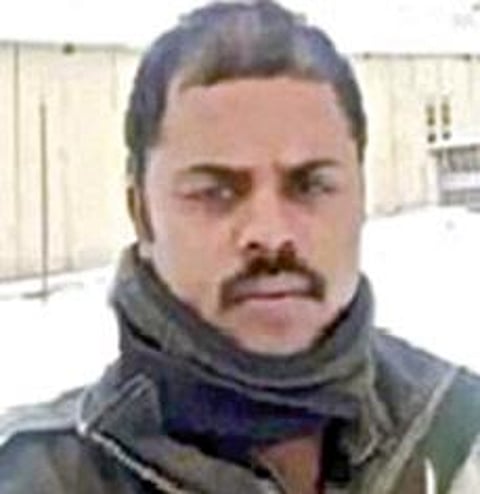 லடாக்கின் கல்வான் பள்ளத்தாக்கில் வீரமரணம் அடைந்த தமிழக ராணுவ வீரர் கே. பழனி சார்பில் அவரது மனைவி வானதி, குடியரசுத் தலைவர் ராம்நாத் கோவிந்திடம் இருந்து வீர் சக்ரா விருதை பெற்றுக் கொண்டார். கர்னல் சந்தோஷ் பாபு சார்பில் மகாவீர் சக்ரா விருதை அவரது மனைவி மற்றும் தாயார் பெற்றுக் கொண்டனர். படங்கள்: பிடிஐ