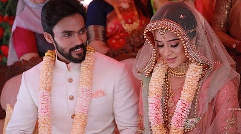 ஆண் குழந்தைக்கு தந்தையானார் ஆரவ் - சமூக வலைதளங்களில் குவியும் வாழ்த்து