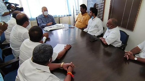 புதுவையில் மழை பாதிப்பை ஐஏஎஸ் அதிகாரிகள் பார்வையிடவில்லை: என்ஆர் காங்கிரஸ், பாஜக, காங்கிரஸ், எம்எல்ஏக்கள் புகார்