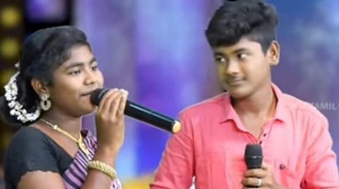 சகோதரி ஆனந்தியுடன் காளிதாஸ்.