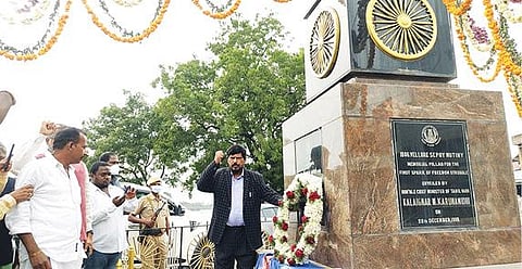 வேலூர் கோட்டை அருகே மக்கான் சிக்னல் பகுதியில் உள்ள சிப்பாய் நினைவு தூணுக்கு மலர்வளையம் வைத்து மரியாதை செலுத்திய மத்திய இணை அமைச்சர் ராம்தாஸ் அத்வாலே. படம்: வி.எம்.மணிநாதன்.