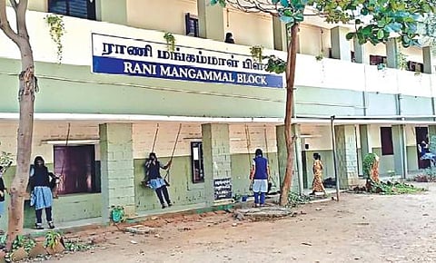 ஈரோடு கருங்கல்பாளையம் மாநகராட்சி மகளிர் மேல்நிலைப்பள்ளியில், மாணவியரின் மன இறுக்கத்தைக் குறைக்கும் வகையில், வகுப்பறைகளின் முன்பு மாணவியர் தூரி ஆட வசதி செய்யப்பட்டுள்ளது.