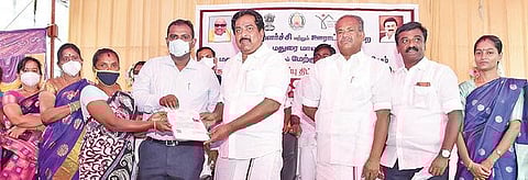 அனைவருக்கும் வீடு கட்டும் திட்டத்தில் பயனாளிக்கு ஆணையை வழங்கிய அமைச்சர் பி.மூர்த்தி. உடன், ஆட்சியர் எஸ்.அனீஷ்சேகர் உள்ளிட்ட அதிகாரிகள்.