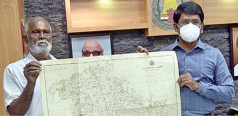 தென்பெண்ணையாற்றின் நீர்வழித்தட வரைப்படத்தை விழுப்புரம் ஆட்சியரிடம் ஒப் படைத்த முன்னாள் ஊராட்சி மன்ற தலைவர்.