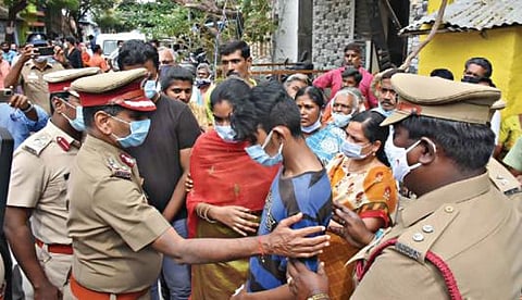 தீயணைப்பு நிலைய சிறப்பு நிலைய அலுவலர் பத்மநாதனின் மகன் லோகேஷ் மற்றும் மகள் ஜீவிதாவுக்கு ஆறுதல் கூறிய தமிழ்நாடு தீயணைப்புத்துறை கூடுதல் இயக்குநர் விஜய் சேகர். படம்: எஸ்.குருபிரசாத்