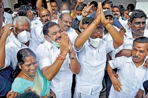 அதிமுக தலைமை அலுவலகத்தில் தொண்டர்களைப் பார்த்து கைகூப்பிய ஓ.பன்னீர்செல்வம், பழனிசாமி. படங்கள்: ம.பிரபு