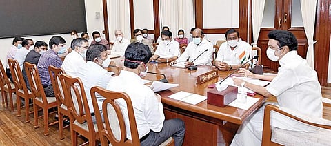 தமிழகத்தில் ஏற்பட்ட மழை வெள்ள பாதிப்புகளை ஆய்வு செய்த மத்திய உள்துறை இணை செயலாளர் ராஜிவ் சர்மா தலைமையிலான மத்தியக் குழுவினர், நேற்று முதல்வர் மு.க.ஸ்டாலினை சந்தித்து ஆலோசனை நடத்தினர். அப்போது தலைமைச் செயலாளர் வெ.இறையன்பு, அமைச்சர்கள் மற்றும் அரசு உயர் அதிகாரிகள் உடனிருந்தனர்.