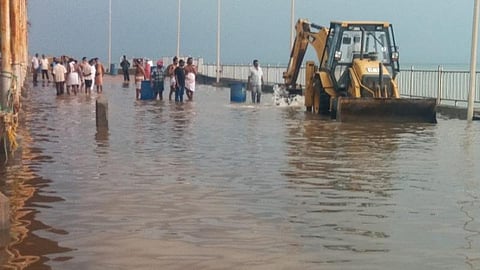 கனமழையால் வெள்ளக்காடாக மாறிய தூத்துக்குடி மாவட்டம்: திருச்செந்தூர் கோயிலுக்குள் தண்ணீர் புகுந்ததால் பக்தர்கள் அவதி