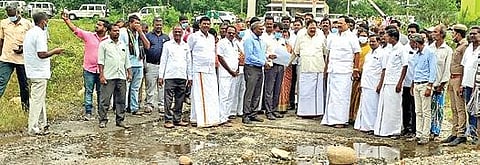 பொன்னை ஆற்றில் ஏற்பட்ட வெள்ளப்பெருக்கால் சேதமடைந்த மேல்பாடி-பொன்னை இடையிலான தரைப்பாலத்தை நேற்று ஆய்வு செய்த அமைச்சர் துரைமுருகன். அருகில், அமைச்சர் ஆர்.காந்தி மற்றும் மாவட்ட ஆட்சியர் பாஸ்கர பாண்டியன்.