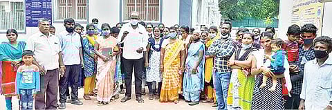 திருப்பத்தூர் மாவட்ட ஆட்சியர் அலுவலகம் முன்பு நேற்று தர்ணாவில் ஈடுபட்ட இலங்கை தமிழர்கள்.