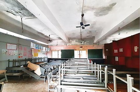 திருவண்ணாமலை பழைய நகராட்சி அலுவலகத்தில் தொடக்க பள்ளி நடைபெறும் 2-வது தளத்தில் மழைநீர் புகுந்துள்ளதோடு, மேற்கூரையும் பெயர்ந்து சேதமடைந்துள்ளன. படம்:இரா.தினேஷ்குமார்.