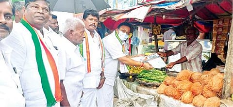 சேத்துப்பட்டு அடுத்த தேவிகாபுரத்தில் மக்கள் விழிப்புணர்வு பிரச் சாரத்தில் பொதுமக்களிடம் துண்டு பிரசுரங்களை வழங்கிய ஆரணி நாடாளுமன்ற உறுப்பினர் விஷ்ணுபிரசாத்.