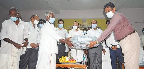 வடலூர் ஆபத்தாணபுரத்தில் நடந்த மனு நீதி நாள் முகாமில் அமைச்சர் எம்ஆர்கே.பன்னீர்செல்வம் பயனாளிகளுக்கு நலத்திட்ட உதவிகளை வழங்கினார்.