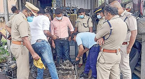 கேரளாவில் ஆர்எஸ்எஸ் பிரமுகர் கொலை வழக்கில் பயன்படுத்தப்பட்ட கார் உடைக்கப்பட்ட குஞ்சிபாளையம் பழைய இரும்பு குடோனில் உள்ள கார் இன்ஜினில் கேரள தடய அறிவியல் நிபுணர்கள் ஆய்வு செய்தனர். படம்: எஸ்.கோபு