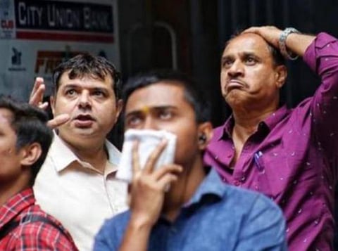 இந்திய பங்குச்சந்தைகள் சரிவு: தென் ஆப்ரிக்க உருமாறிய கரோனா வைரஸ் எதிரொலி