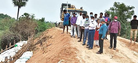 குடியாத்தம் நெல்லூர்பேட்டை ஏரிக்கரை பாதுகாப்பு குறித்து மண் மாதிரி ஆய்வுக்காக வந்திருந்த சென்னை பொறியாளர்கள் குழுவினர் நேற்று அதிகாரிகளுடன் ஆலோசனை நடத்தினர்.