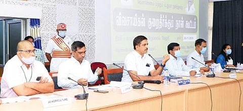 வேலூர் மாவட்ட ஆட்சியர் அலுவலகத்தில் விவசாயிகள் குறைதீர்வு கூட்டம் ஆட்சியர் குமாரவேல் பாண்டியன் தலைமையில் நடைபெற்றது.