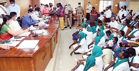 தஞ்சாவூர் மாவட்ட ஆட்சியர் அலுவலகத்தில் நேற்று நடைபெற்ற விவசாயிகள் குறைதீர் கூட்டத்தின் போது சம்பா சாகுபடிக்கு பயிர்க் கடன் வழங்காததை கண்டித்து தரையில் அமர்ந்து தலையில் முக்காடு அணிந்து போராட்டம் நடத்திய விவசாயிகள்.