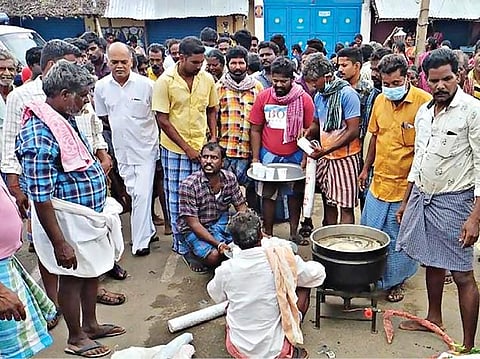 குண்டேரிப்பள்ளம் அணைப்பகுதியில் இருந்து ஆழ்குழாய் கிணறு அமைத்து தனியார் நீர் எடுத்துச் செல்ல எதிர்ப்பு தெரிவித்து கொங்கர்பாளையத்தில் மறியலில் ஈடுபட்ட போராட்டக்குழுவினர், சாலையிலேயே சமையல் செய்து சாப்பிட்டனர்.