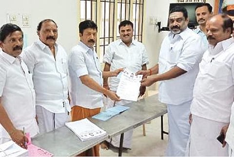 வளவனூர் பேரூராட்சி உறுப்பினர் பதவிக்கு விருப்ப மனு வழங்கும் நிகழ்ச்சியை முன்னாள் அமைச்சர் சிவி சண்முகம் தொடங்கி வைத்தார்.