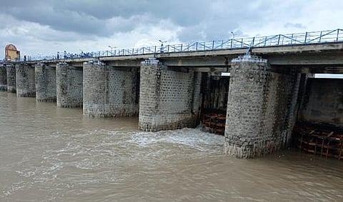 ஆனைக்குட்டம் அணையிலிருந்து ஷட்டர் வழியாக வெளியேற்றப்படும் தண்ணீர்.