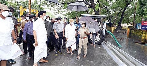 சென்னை பெரவள்ளூர் காவல் நிலையம் எதிரில் உள்ள பகுதிகளில் தேங்கியுள்ள மழைநீரை மோட்டார் பம்ப் மூலம் வெளியேற்றும் பணிகளை முதல்வர் மு.க.ஸ்டாலின் நேற்று பார்வையிட்டு ஆய்வு செய்தார். உடன் அமைச்சர்கள் பி.கே.சேகர்பாபு, கே.என்.நேரு உள்ளிட்டோர்.