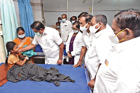 சேலம் கருங்கல்பட்டியில் எரிவாயு சிலிண்டர் வெடித்த விபத்தில் படுகாயமடைந்து சேலம் அரசு மோகன் குமாரமங்கலம் மருத்துவக் கல்லூரி மருத்துவமனையில் சிகிச்சை பெற்று வருபவர்களை சட்டப்பேரவை எதிர்க்கட்சித் தலைவர் பழனிசாமி சந்தித்து ஆறுதல் கூறினார். உடன் எம்எல்ஏ பாலசுப்பிரமணியன், அதிமுக மாநகர் மாவட்ட செயலாளர் வெங்கடாசலம் உள்ளிட்டோர். படம்: எஸ். குரு பிரசாத்